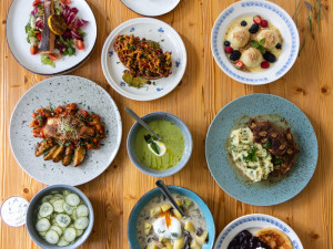 Známí kuchaři podpořili charitativní kalendář pro Autis Centrum. Zrušení akcí jim zkomplikoval prodej