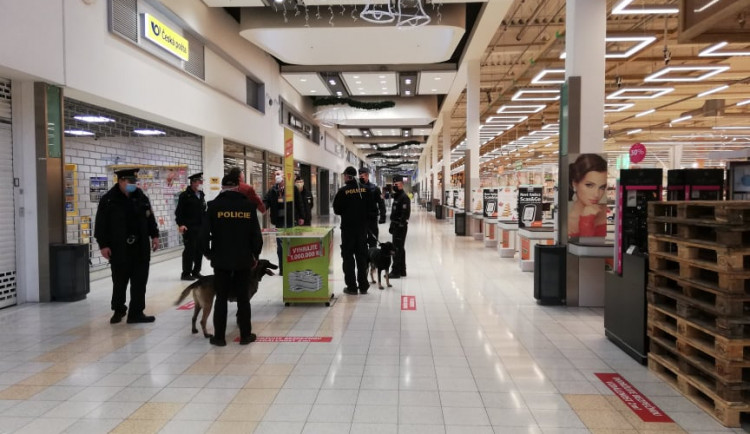 Policie dopadla anonyma, který nahlásil bombu v Globusu. Telefon odložil na střeše jednoho z obchodů.