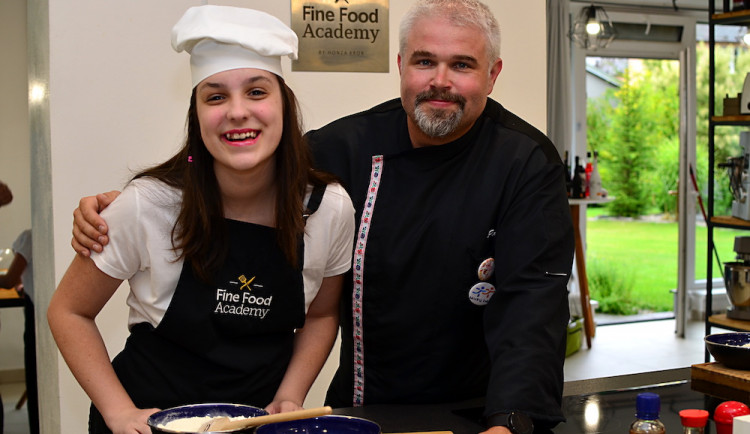 Známí kuchaři podpořili charitativní kalendář pro Autis Centrum. Zrušení akcí jim zkomplikoval prodej