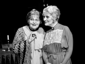 Herečka Hana Bauerová oslaví Thálii sklenkou bílého vína. V divadle ztvárnila přes 150 rolí