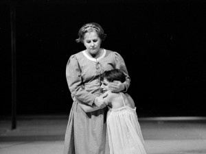 Herečka Hana Bauerová oslaví Thálii sklenkou bílého vína. V divadle ztvárnila přes 150 rolí