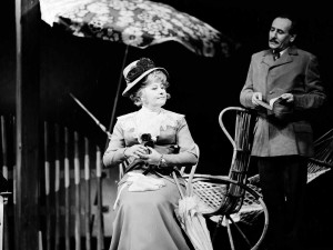 Herečka Hana Bauerová oslaví Thálii sklenkou bílého vína. V divadle ztvárnila přes 150 rolí