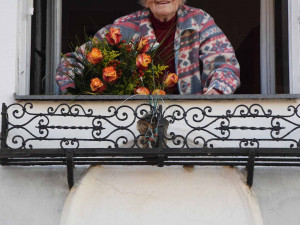 Herečka Hana Bauerová oslaví Thálii sklenkou bílého vína. V divadle ztvárnila přes 150 rolí