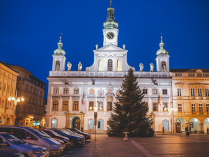 Na náměstí stojí vánoční strom. Slavnostní rozsvícení proběhne letos online