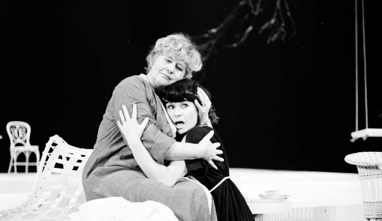 Herečka Hana Bauerová oslaví Thálii sklenkou bílého vína. V divadle ztvárnila přes 150 rolí