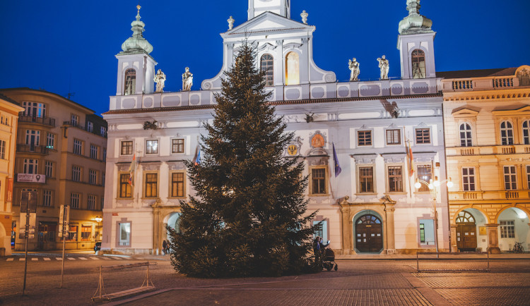 Na náměstí stojí vánoční strom. Slavnostní rozsvícení proběhne letos online