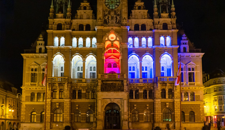 Den boje za svobodu a demokracii zbarví libereckou radnici a divadlo do trikolory