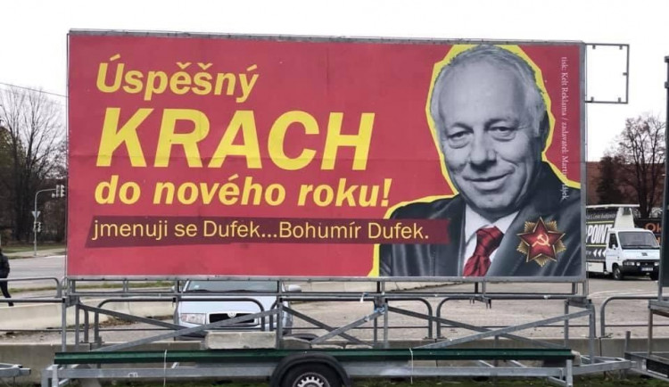 Odborář Dufek jako komunistický pohlavár. Flusnul nám do ksichtu, říká autor billboardů, které vylepil na jihu Čech