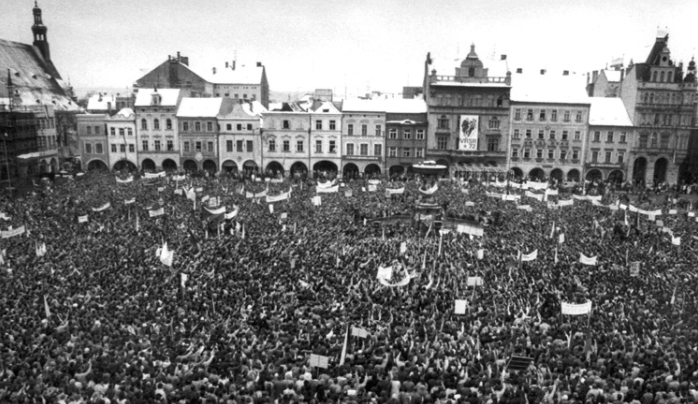 LISTOPAD 1989: Zhroucení komunistického systému a 50 tisíc lidí na náměstí v Budějcích