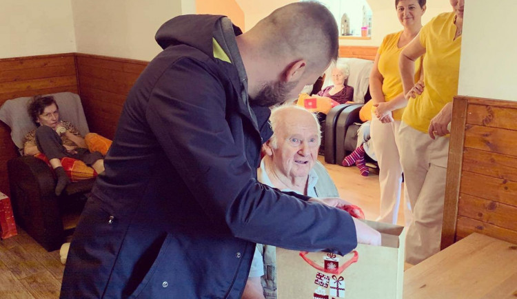 Lidé opět mohou jako Ježíškova vnoučata plnit přání seniorů