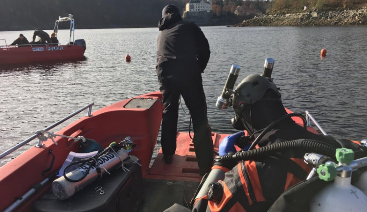 Policie našla v přehradě Orlík tělo potápěče. Pohřešovaný byl od neděle