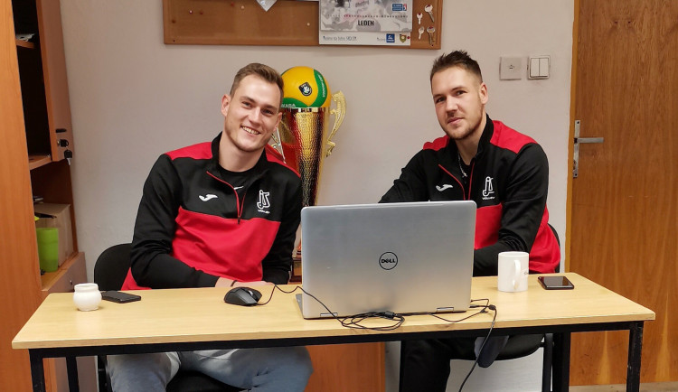 Hráči Jihostroje pomáhají s hodinami tělocviku. Natočili výuková videa a s dětmi online diskutují