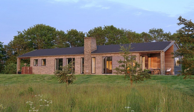 Jihočeši chtějí nejčastěji dům s pěti pokoji. Stát by neměl více než šest milionů, říká průzkum