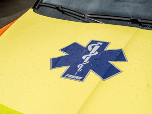 Při nehodě sanitky zemřela dnes ráno převážená pacientka