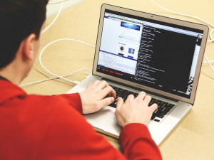 Přišla vám od přítele na sociální síti prosba o zaslání emailu nebo čísla? Může jít o podvodníky, varuje policie