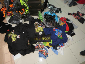 Padělky textilu, obuvi i hraček. Celníci si připsali další úlovek.