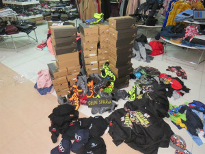 Padělky textilu, obuvi i hraček. Celníci si připsali další úlovek.