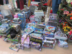 Padělky textilu, obuvi i hraček. Celníci si připsali další úlovek.