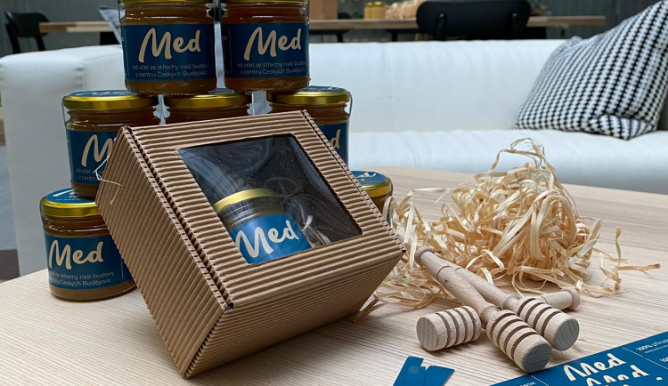 ESSOX opět stáčel med ze střechy svého sídla: laboratorní testy i letos potvrdily špičkovou kvalitu medu z centra Českých Budějovic