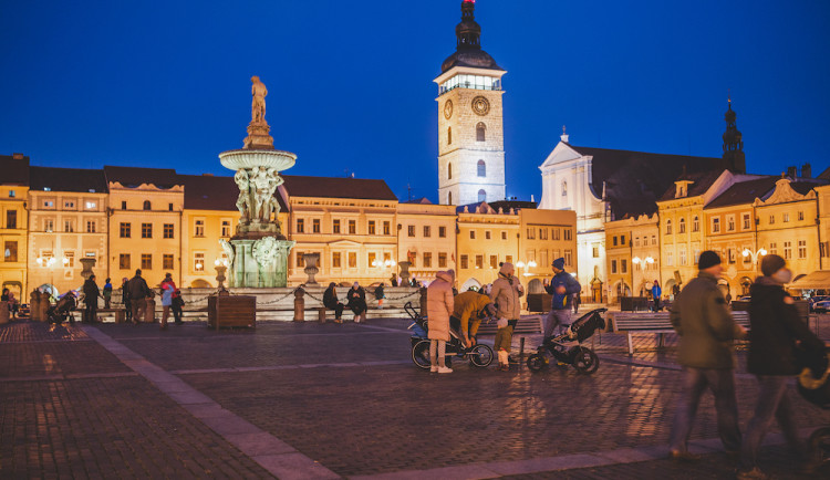 Prodeji punčů na náměstí nevadí ani opatření. Davy lidí u stánků musí řešit policie