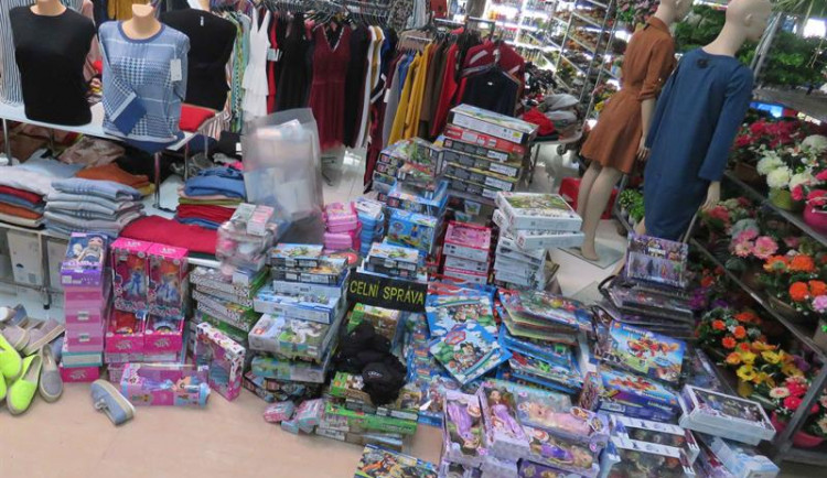 Padělky textilu, obuvi i hraček. Celníci si připsali další úlovek.