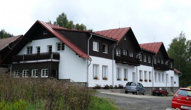 Kraj zastavil projekt rekonstrukce šumavské chaty Mládí.