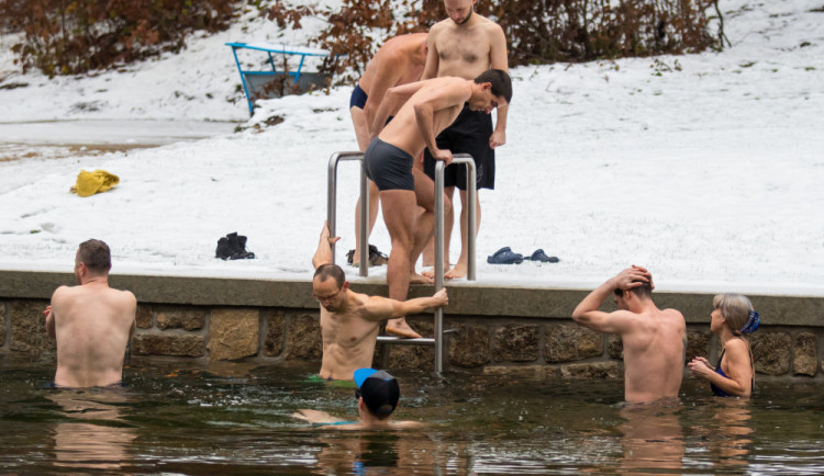 Zájem o otužování v posledních letech stoupá. Přirozeně se tím zvyšuje odolnost vůči chorobám, říká lékař