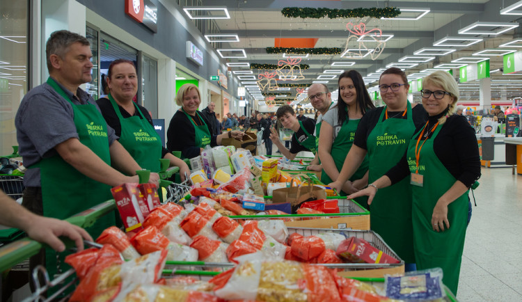 Lidé letos přispěli do sbírky potravin rekordním množstvím zboží. Vybralo se přes 400 tun