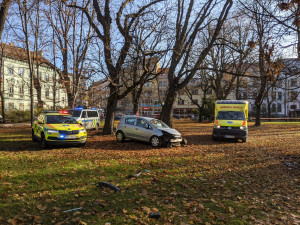 Rozruch v centru Budějc. Řidič zkolaboval za volantem, automobil zastavil až v parku