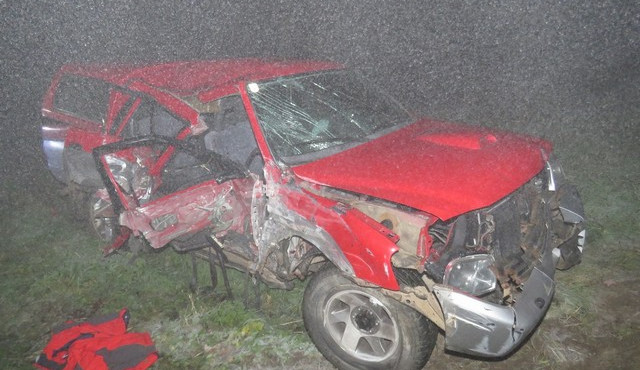 Řidička dostala smyk a nabourala do plotu a elektrického ohradníku. Pro spolujezdce musel letět vrtulník