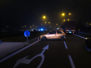 Nepochopitelný manévr na okraji Budějc. Řidič se na frekventovaném tahu začal otáčet do protisměru.