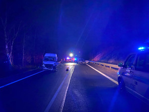 Na Prachaticku se srazily dvě dodávky. Silnice je kompletně uzavřená