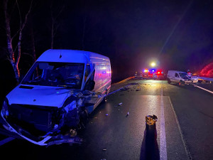 Na Prachaticku se srazily dvě dodávky. Silnice je kompletně uzavřená