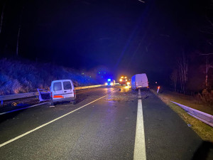 Na Prachaticku se srazily dvě dodávky. Silnice je kompletně uzavřená