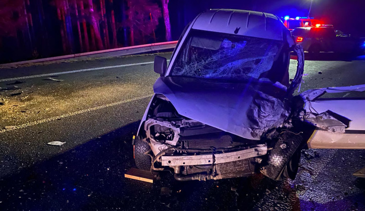 Na Prachaticku se srazily dvě dodávky. Silnice je kompletně uzavřená