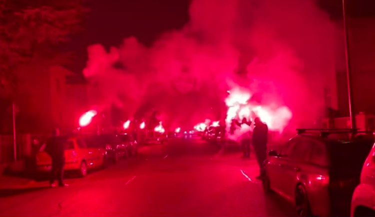 Fanoušci Dynama vítali hráče světlicemi. Sledování utkání zpoza stadionu se neobešlo bez příjezdu policie