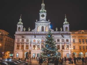 Vánoční strom už rozsvítily i Budějce. Adventní program bude online