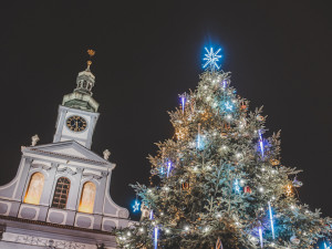 Vánoční strom už rozsvítily i Budějce. Adventní program bude online