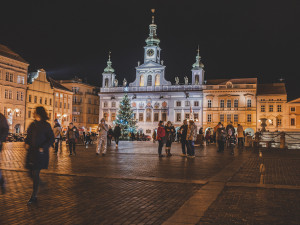 Vánoční strom už rozsvítily i Budějce. Adventní program bude online