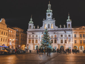 Vánoční strom už rozsvítily i Budějce. Adventní program bude online