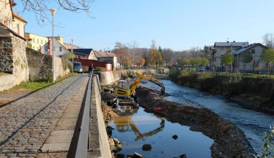 V korytě řeky Smědé dokončují opravy podemletých základů