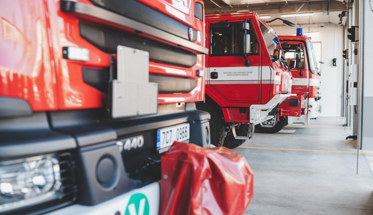 Techniku mohou hasiči konečně ukrýt v nových garážích. Stavba vyšla na 83 milionů