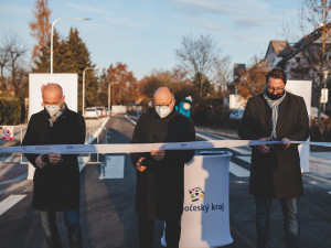 Plavská ulice je opravená. Během rekonstrukce přibyla u komunikace cyklostezka