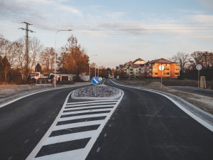 Plavská ulice je opravená. Během rekonstrukce přibyla u komunikace cyklostezka