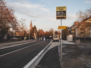 Plavská ulice je opravená. Během rekonstrukce přibyla u komunikace cyklostezka