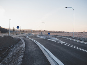 Plavská ulice je opravená. Během rekonstrukce přibyla u komunikace cyklostezka