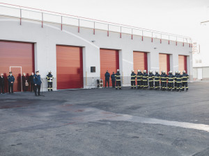 Techniku mohou hasiči konečně ukrýt v nových garážích. Stavba vyšla na 83 milionů