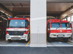 Techniku mohou hasiči konečně ukrýt v nových garážích. Stavba vyšla na 83 milionů