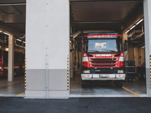 Techniku mohou hasiči konečně ukrýt v nových garážích. Stavba vyšla na 83 milionů