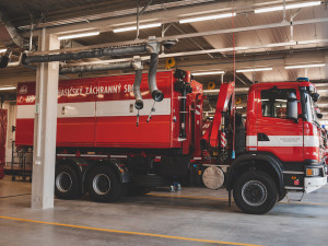 Techniku mohou hasiči konečně ukrýt v nových garážích. Stavba vyšla na 83 milionů